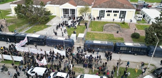 Ένταση για την απουσία κατηγορουμένων από το δικαστήριο